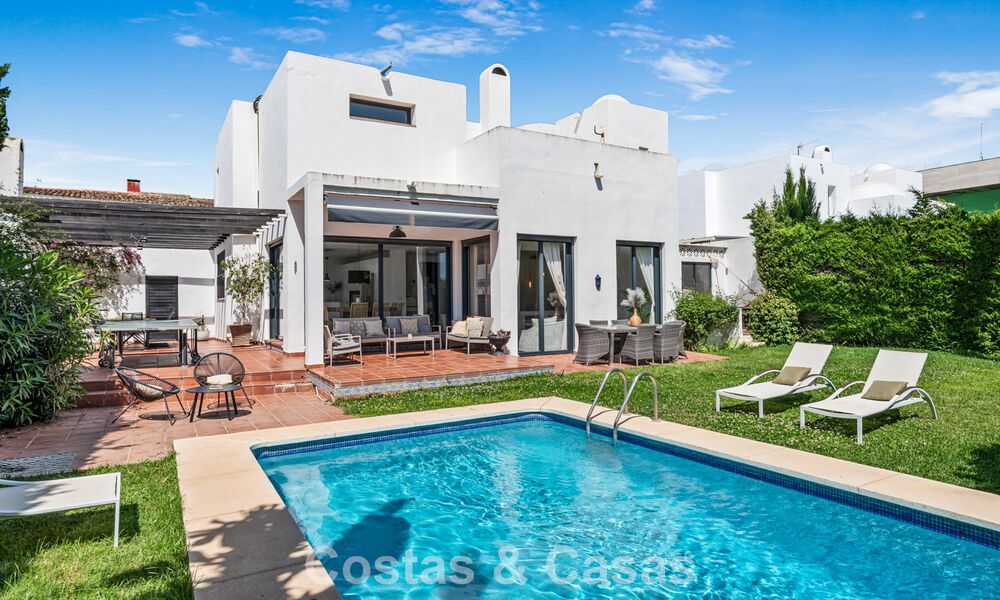 Villa en venta en Nueva Andalucía, Marbella, a poca distancia de la playa y cerca de Puerto Banús 799671