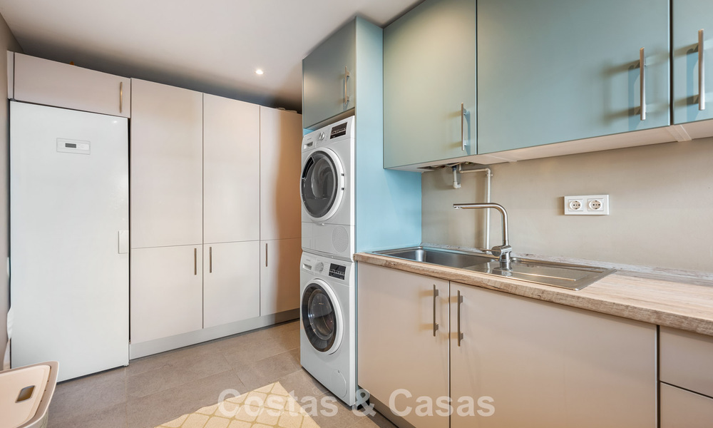 Apartamento reformado en primera línea de golf en venta cerca de los servicios en Guadalmina Alta y San Pedro, Marbella 799684