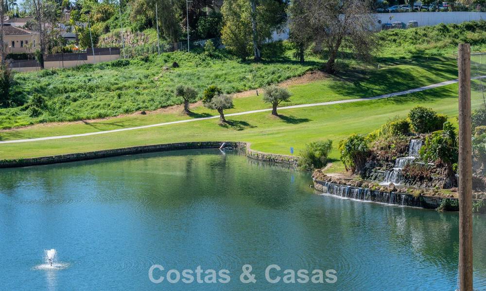 Apartamento reformado en primera línea de golf en venta cerca de los servicios en Guadalmina Alta y San Pedro, Marbella 799686