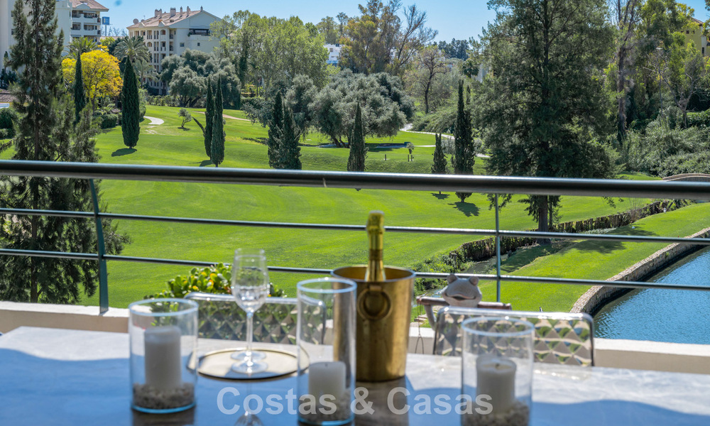 Apartamento reformado en primera línea de golf en venta cerca de los servicios en Guadalmina Alta y San Pedro, Marbella 799687