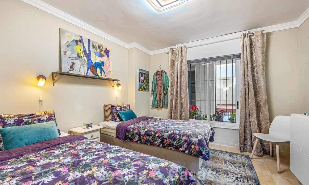 Apartamento reformado en primera línea de golf en venta cerca de los servicios en Guadalmina Alta y San Pedro, Marbella 799689