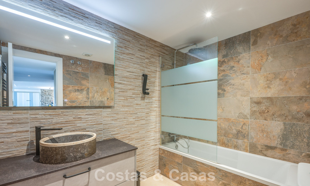 Apartamento reformado en primera línea de golf en venta cerca de los servicios en Guadalmina Alta y San Pedro, Marbella 799690