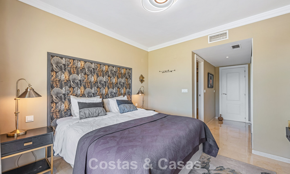 Apartamento reformado en primera línea de golf en venta cerca de los servicios en Guadalmina Alta y San Pedro, Marbella 799692