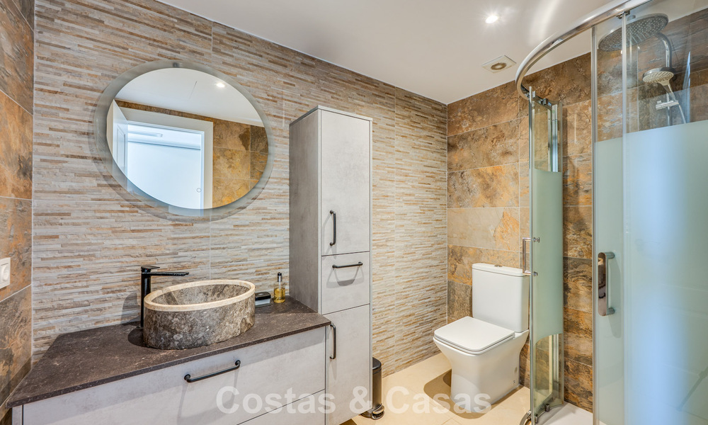 Apartamento reformado en primera línea de golf en venta cerca de los servicios en Guadalmina Alta y San Pedro, Marbella 799693