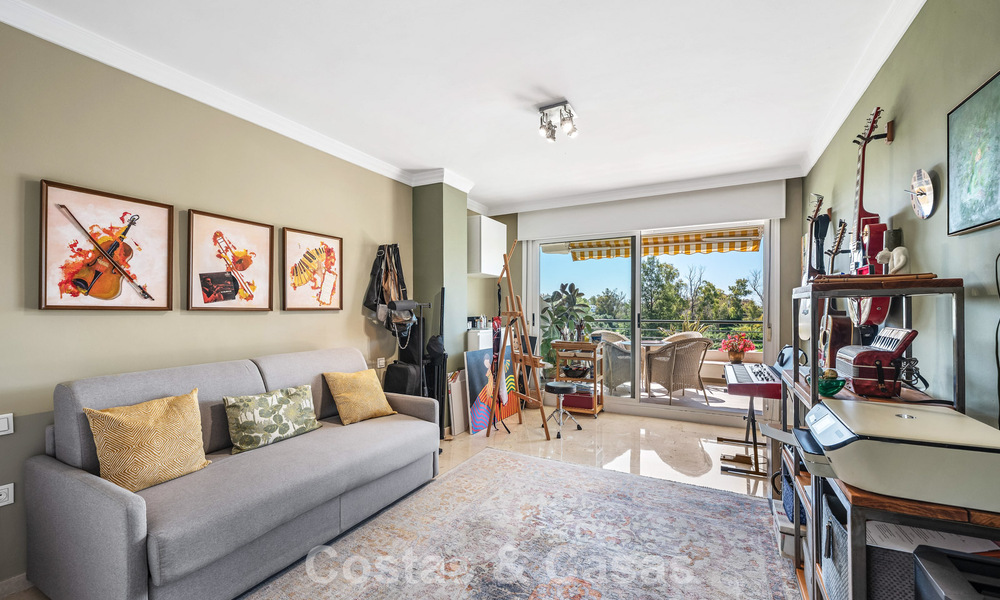 Apartamento reformado en primera línea de golf en venta cerca de los servicios en Guadalmina Alta y San Pedro, Marbella 799694