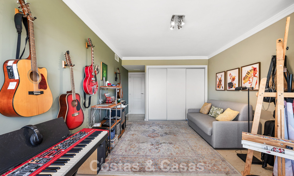 Apartamento reformado en primera línea de golf en venta cerca de los servicios en Guadalmina Alta y San Pedro, Marbella 799696