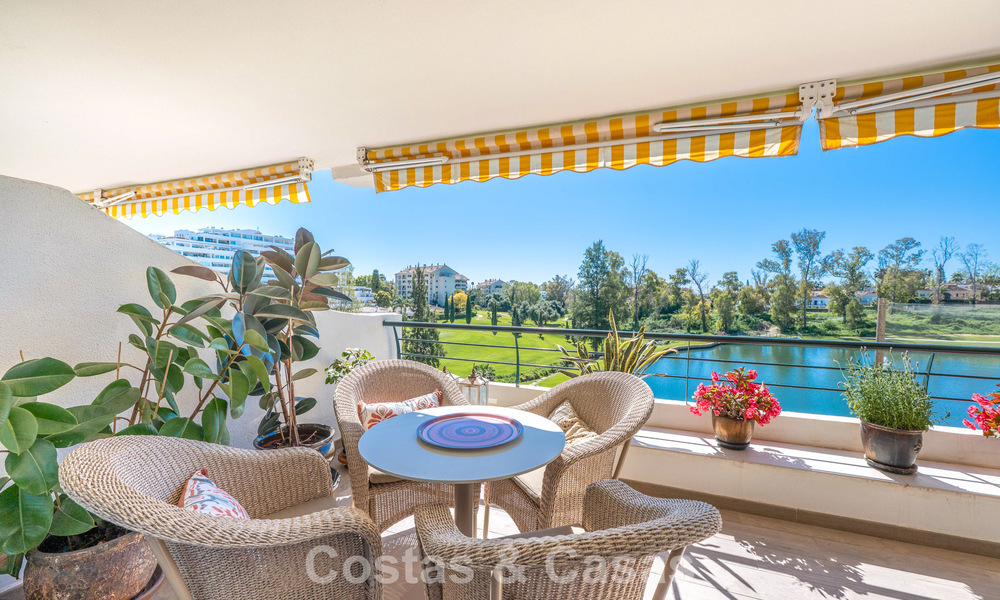 Apartamento reformado en primera línea de golf en venta cerca de los servicios en Guadalmina Alta y San Pedro, Marbella 799697