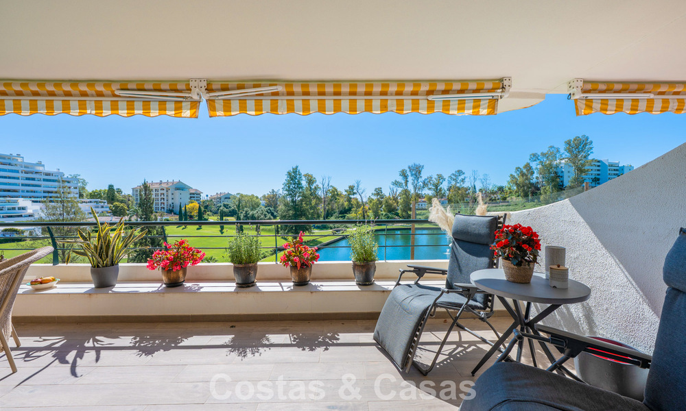 Apartamento reformado en primera línea de golf en venta cerca de los servicios en Guadalmina Alta y San Pedro, Marbella 799699
