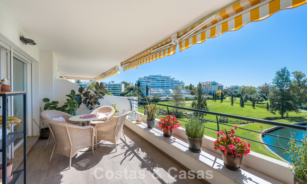 Apartamento reformado en primera línea de golf en venta cerca de los servicios en Guadalmina Alta y San Pedro, Marbella 799700