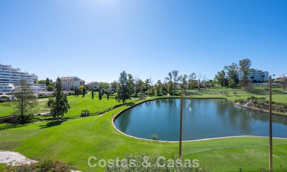 Apartamento reformado en primera línea de golf en venta cerca de los servicios en Guadalmina Alta y San Pedro, Marbella 799701