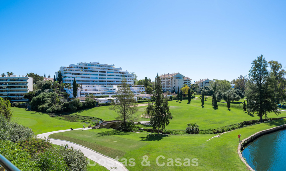 Apartamento reformado en primera línea de golf en venta cerca de los servicios en Guadalmina Alta y San Pedro, Marbella 799702