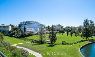 Apartamento reformado en primera línea de golf en venta cerca de los servicios en Guadalmina Alta y San Pedro, Marbella 799702 
