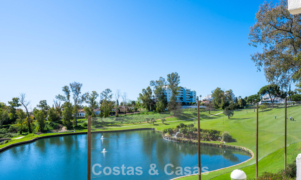 Apartamento reformado en primera línea de golf en venta cerca de los servicios en Guadalmina Alta y San Pedro, Marbella 799703
