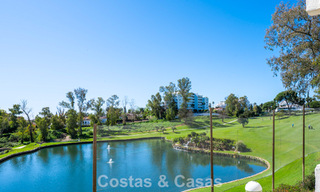 Apartamento reformado en primera línea de golf en venta cerca de los servicios en Guadalmina Alta y San Pedro, Marbella 799703 