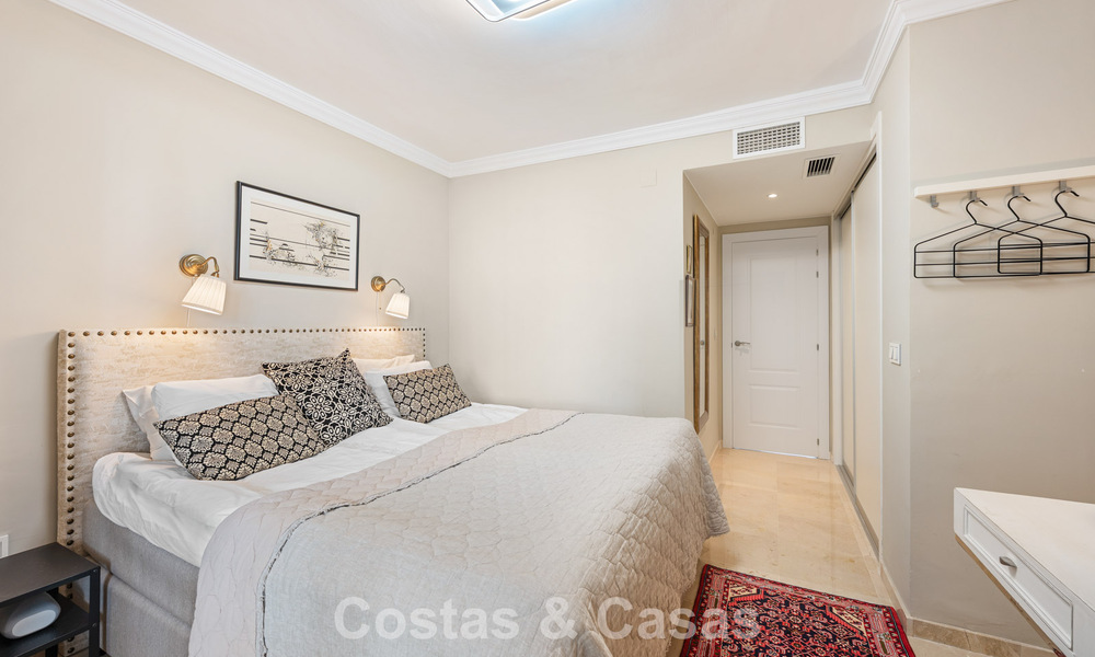 Apartamento reformado en primera línea de golf en venta cerca de los servicios en Guadalmina Alta y San Pedro, Marbella 799705
