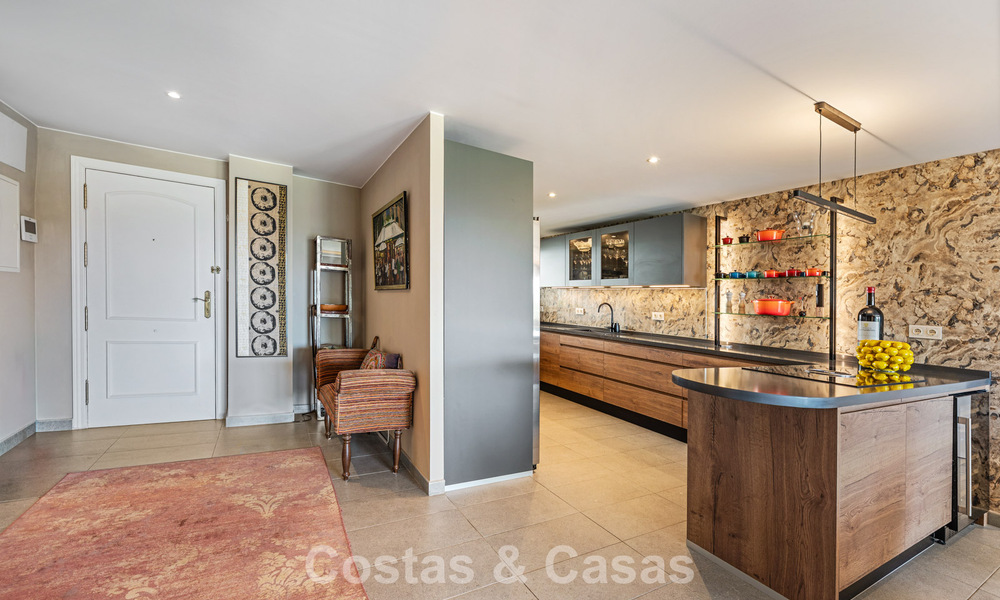 Apartamento reformado en primera línea de golf en venta cerca de los servicios en Guadalmina Alta y San Pedro, Marbella 799709