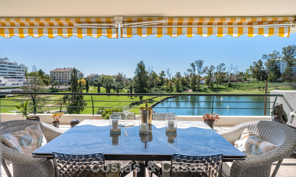 Apartamento reformado en primera línea de golf en venta cerca de los servicios en Guadalmina Alta y San Pedro, Marbella 799717