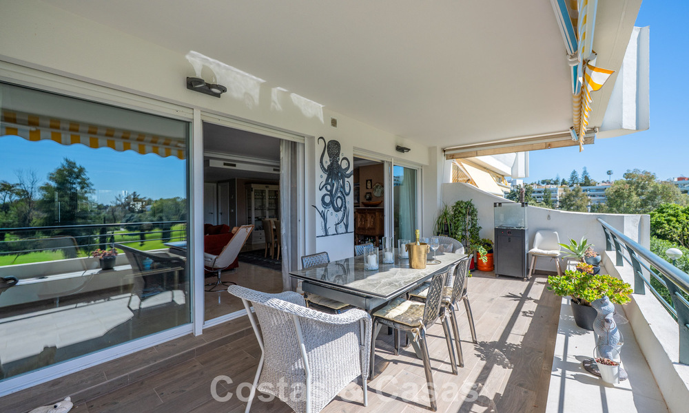 Apartamento reformado en primera línea de golf en venta cerca de los servicios en Guadalmina Alta y San Pedro, Marbella 799718
