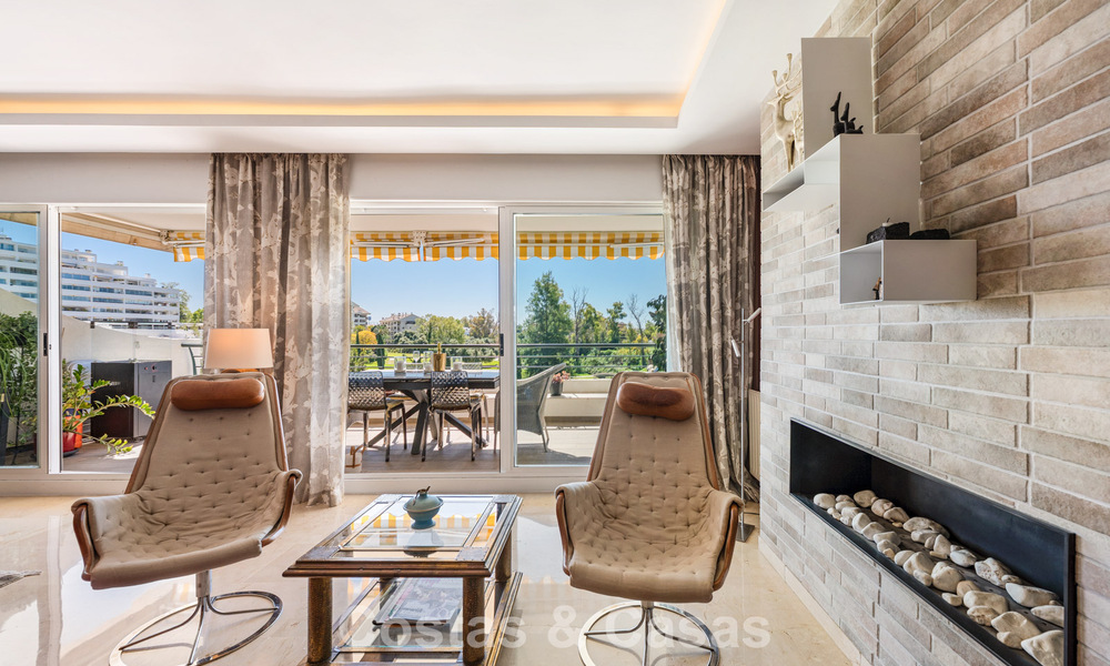 Apartamento reformado en primera línea de golf en venta cerca de los servicios en Guadalmina Alta y San Pedro, Marbella 799720