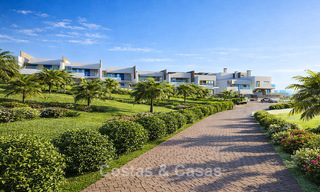 ¡Lanzamiento! Apartamentos y adosadas en primera línea de playa con vistas al mar en venta cerca de Sotogrande, Costa del Sol 799724 