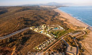 ¡Lanzamiento! Apartamentos y adosadas en primera línea de playa con vistas al mar en venta cerca de Sotogrande, Costa del Sol 799726 