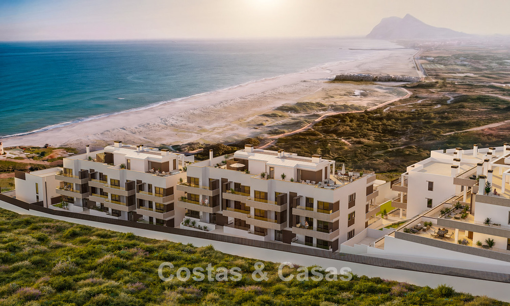 ¡Lanzamiento! Apartamentos y adosadas en primera línea de playa con vistas al mar en venta cerca de Sotogrande, Costa del Sol 799732