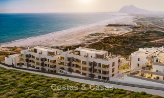 ¡Lanzamiento! Apartamentos y adosadas en primera línea de playa con vistas al mar en venta cerca de Sotogrande, Costa del Sol 799732 