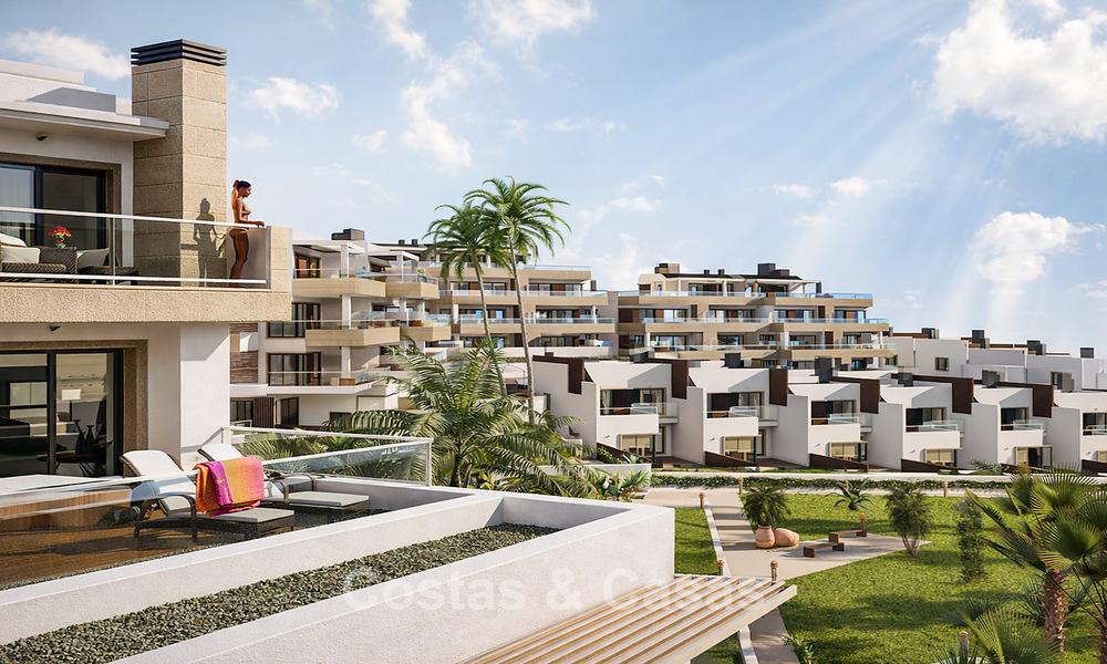 ¡Lanzamiento! Apartamentos y adosadas en primera línea de playa con vistas al mar en venta cerca de Sotogrande, Costa del Sol 799746