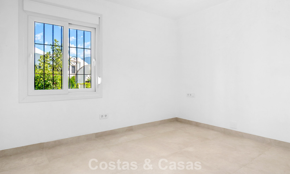 Elegante apartamento en planta baja con vistas al mar en Nueva Andalucía, a poca distancia de Puerto Banús, Marbella 799761