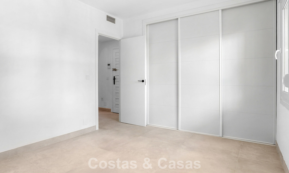 Elegante apartamento en planta baja con vistas al mar en Nueva Andalucía, a poca distancia de Puerto Banús, Marbella 799762