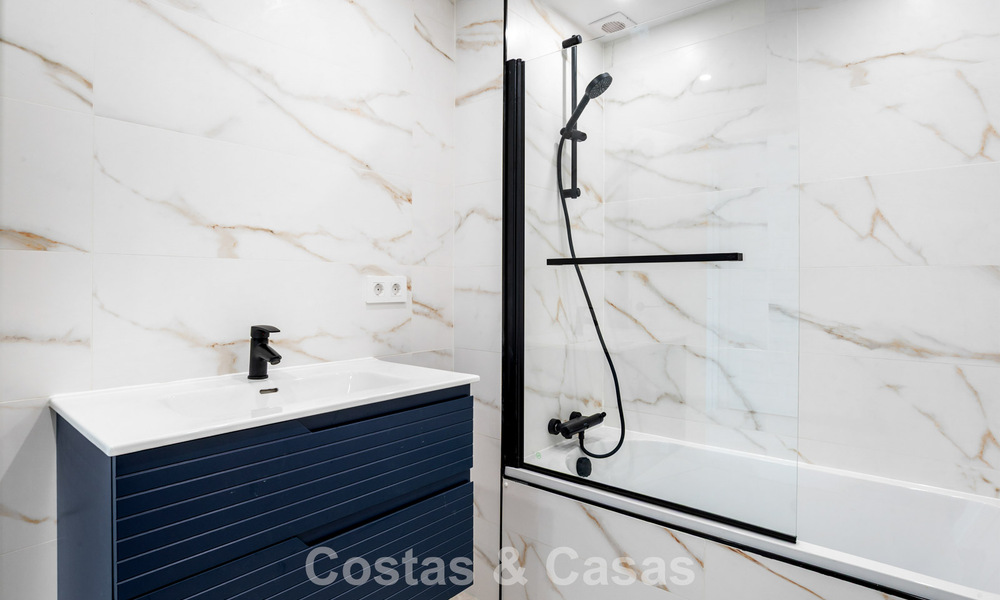 Elegante apartamento en planta baja con vistas al mar en Nueva Andalucía, a poca distancia de Puerto Banús, Marbella 799763