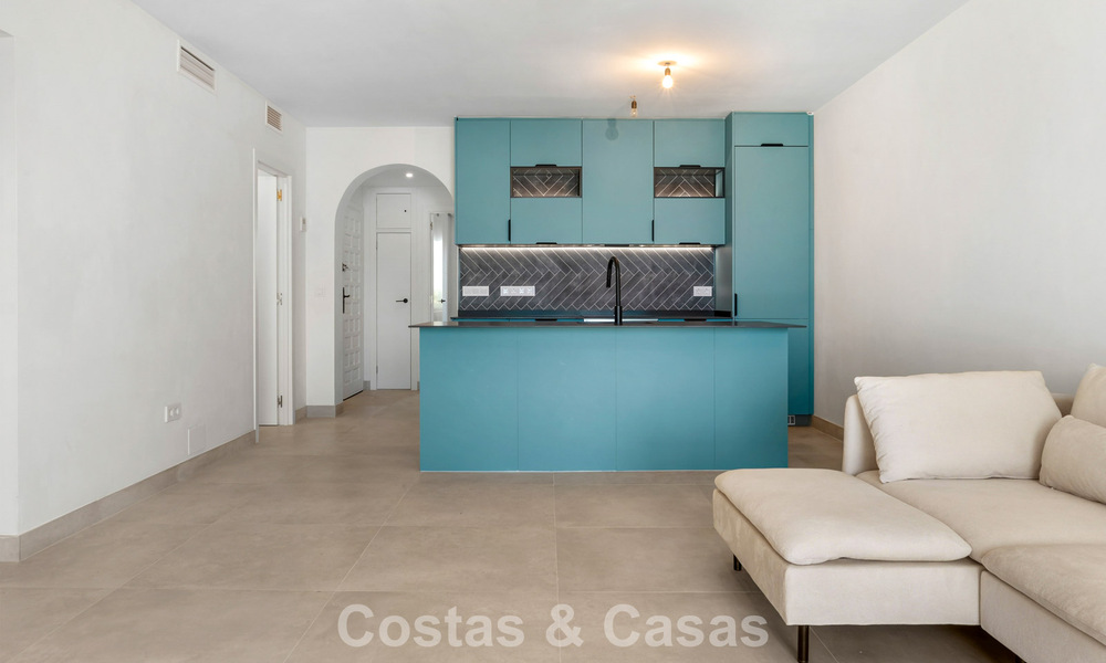 Elegante apartamento en planta baja con vistas al mar en Nueva Andalucía, a poca distancia de Puerto Banús, Marbella 799773
