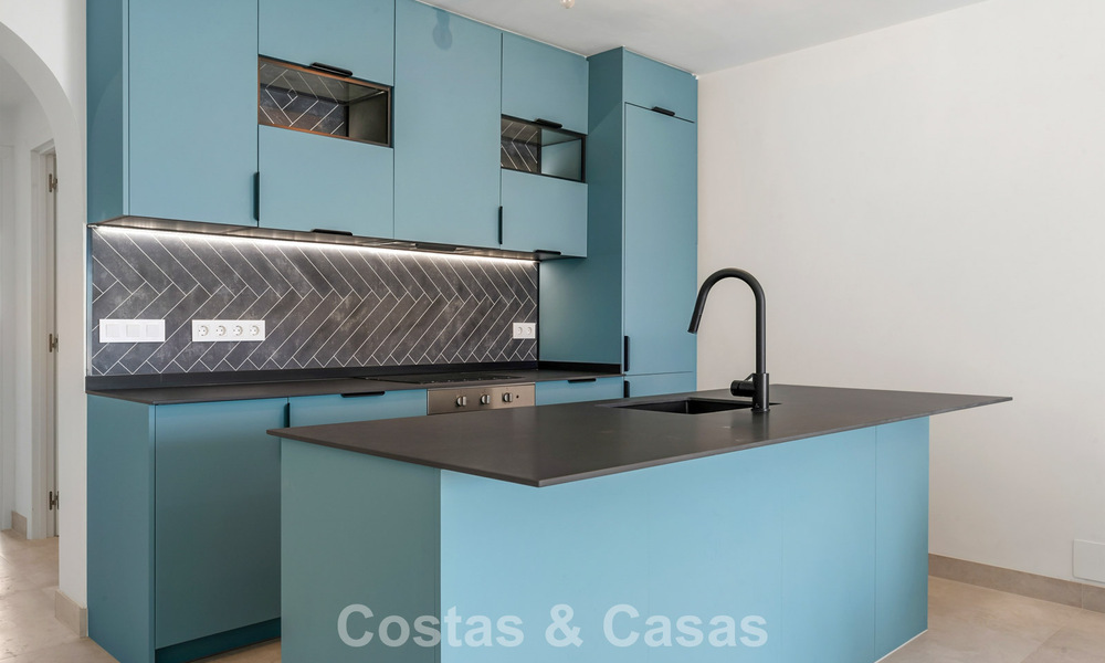 Elegante apartamento en planta baja con vistas al mar en Nueva Andalucía, a poca distancia de Puerto Banús, Marbella 799777