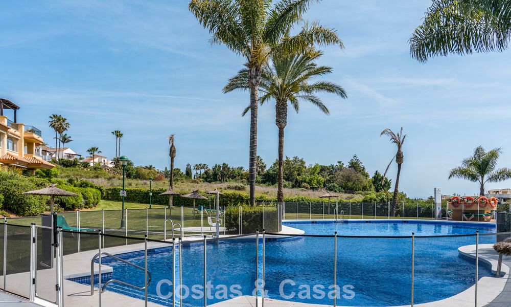 Apartamento modernizado con vistas al mar en venta a poca distancia de Puerto Banús y la playa en Nueva Andalucía, Marbella 799786