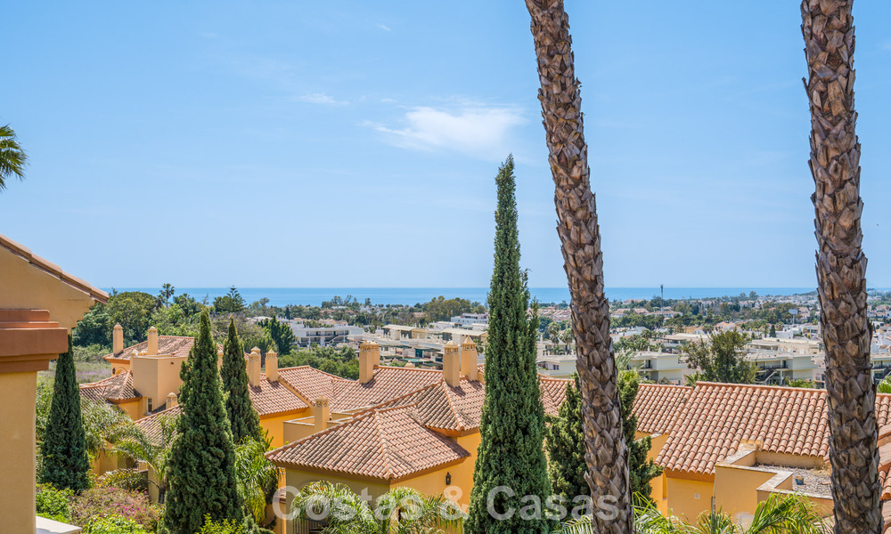 Apartamento modernizado con vistas al mar en venta a poca distancia de Puerto Banús y la playa en Nueva Andalucía, Marbella 799802