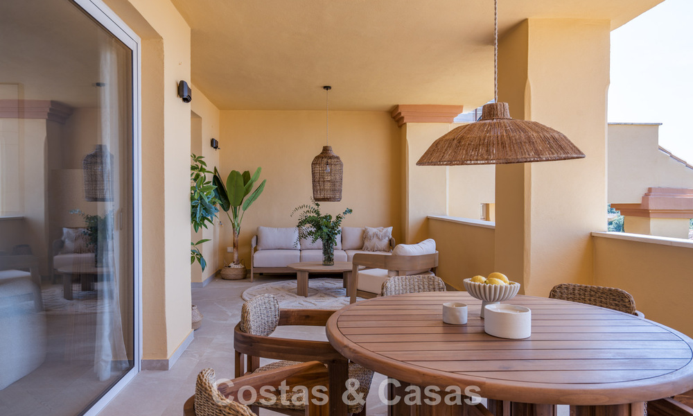 Apartamento modernizado con vistas al mar en venta a poca distancia de Puerto Banús y la playa en Nueva Andalucía, Marbella 799803
