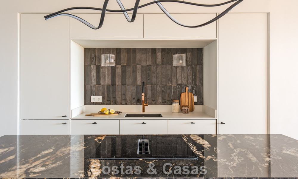 Apartamento modernizado con vistas al mar en venta a poca distancia de Puerto Banús y la playa en Nueva Andalucía, Marbella 799808