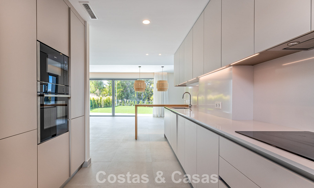 Casa pareada moderna en venta cerca de servicios en Guadalmina y del centro de San Pedro, Marbella 799887