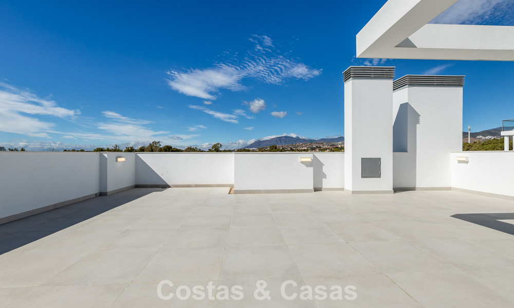 Casa pareada moderna en venta cerca de servicios en Guadalmina y del centro de San Pedro, Marbella 799901