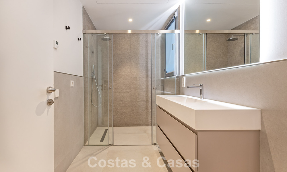 Casa pareada moderna en venta cerca de servicios en Guadalmina y del centro de San Pedro, Marbella 799905