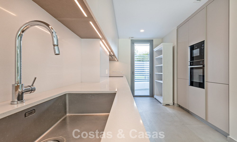 Casa pareada moderna en venta cerca de servicios en Guadalmina y del centro de San Pedro, Marbella 799914