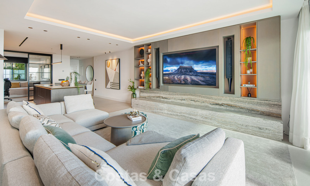 Ático totalmente reformado de alto nivel con espectaculares vistas al mar en venta en Marbella - Benahavís 800050