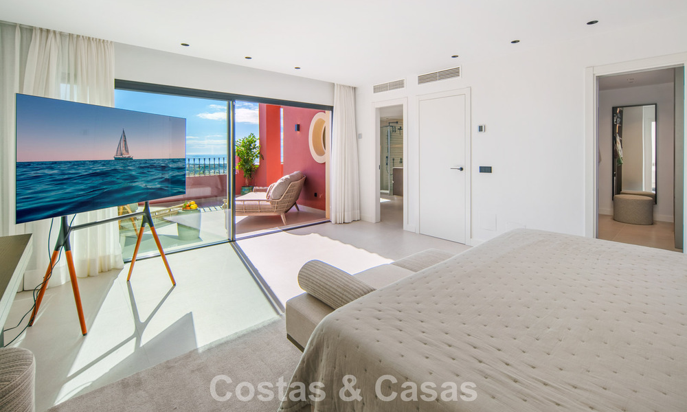 Ático totalmente reformado de alto nivel con espectaculares vistas al mar en venta en Marbella - Benahavís 800059