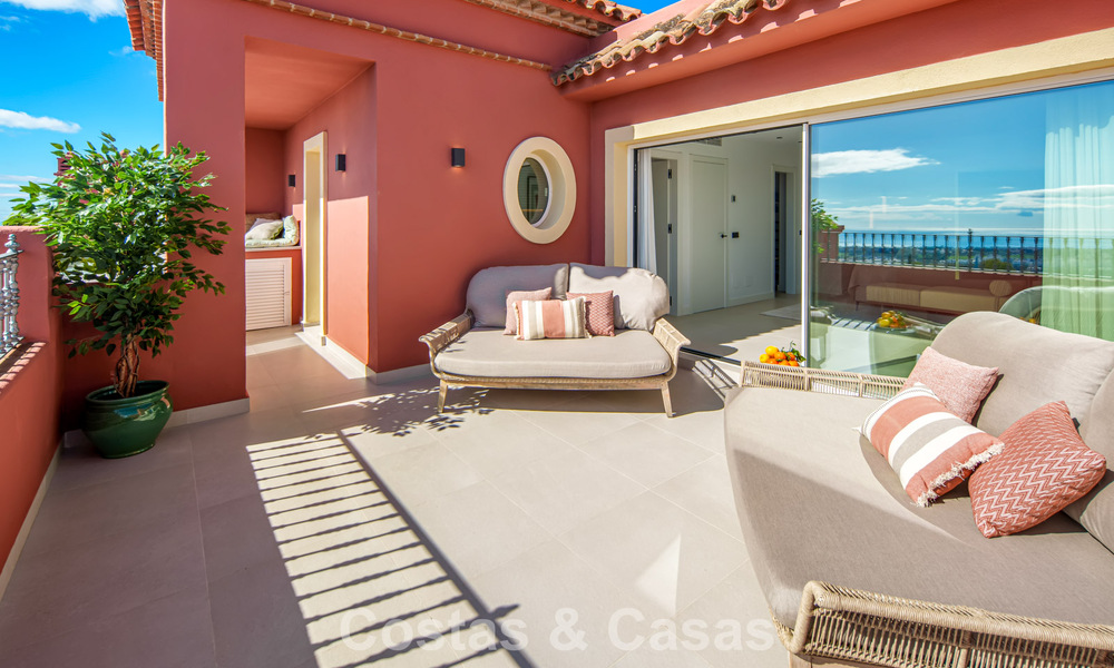 Ático totalmente reformado de alto nivel con espectaculares vistas al mar en venta en Marbella - Benahavís 800062