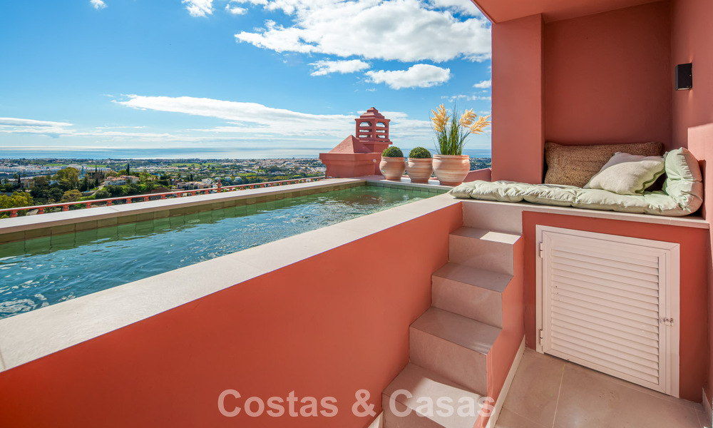 Ático totalmente reformado de alto nivel con espectaculares vistas al mar en venta en Marbella - Benahavís 800064