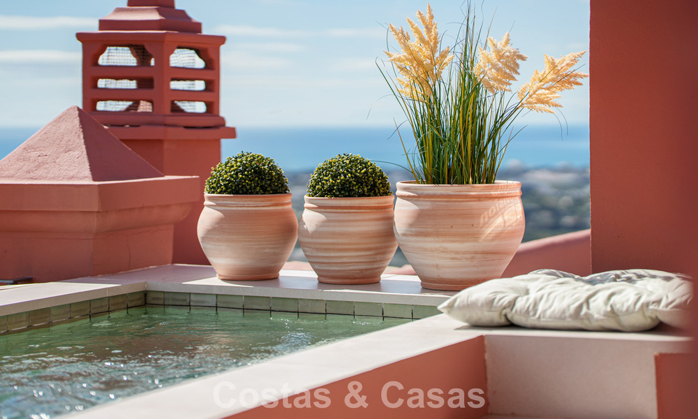 Ático totalmente reformado de alto nivel con espectaculares vistas al mar en venta en Marbella - Benahavís 800079