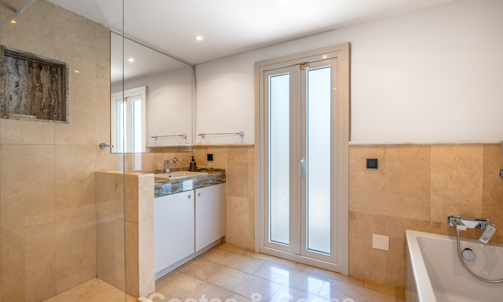 Lujosa villa con planta de entretenimiento en venta en Nueva Andalucía, Marbella 799995