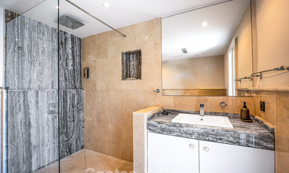 Lujosa villa con planta de entretenimiento en venta en Nueva Andalucía, Marbella 799996