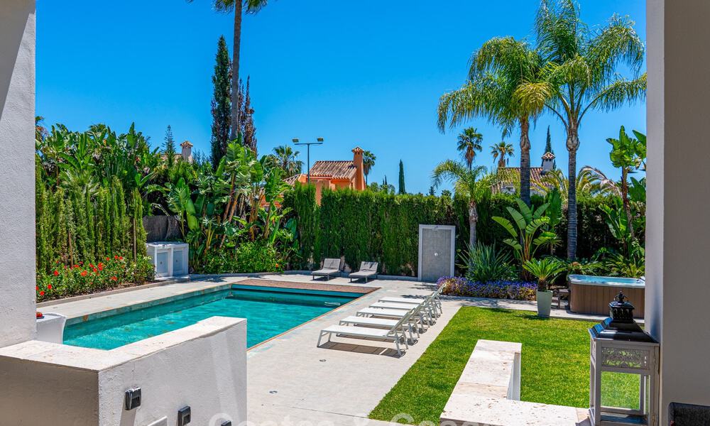 Lujosa villa con planta de entretenimiento en venta en Nueva Andalucía, Marbella 800018