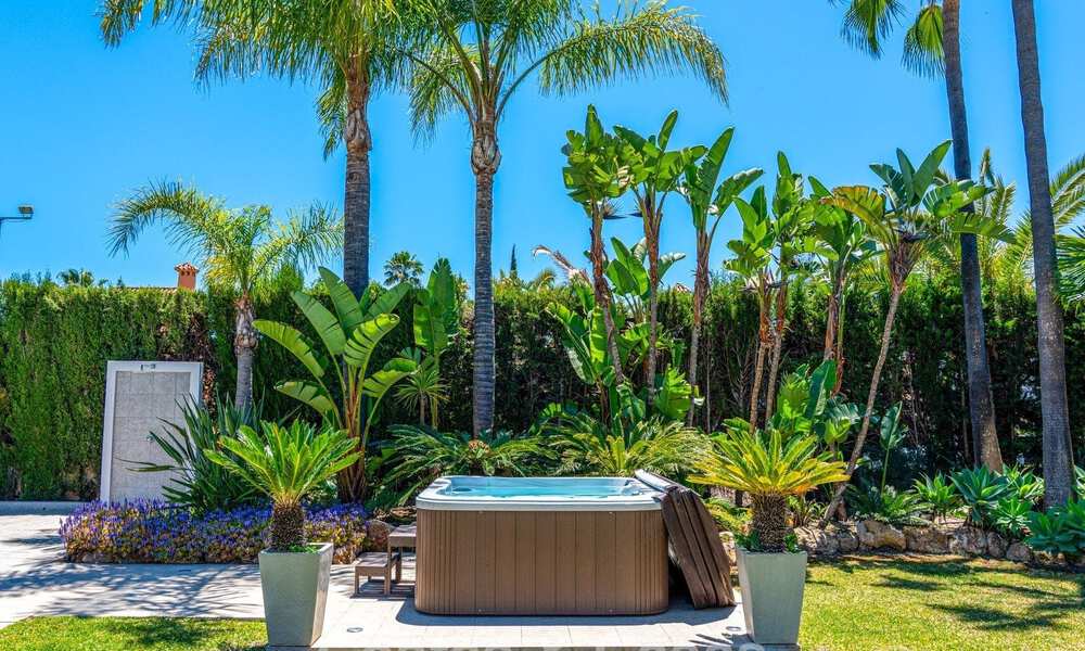 Lujosa villa con planta de entretenimiento en venta en Nueva Andalucía, Marbella 800022
